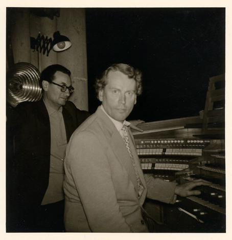 Piet van Egmond met Domorganist Josef Zimmermann, mei 1958 (foto: Nettie Spies)